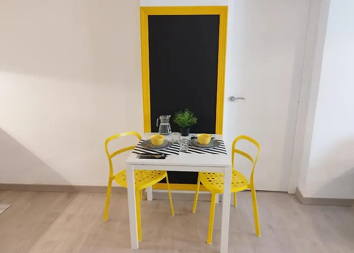 דירה The Yellow Urban Escape